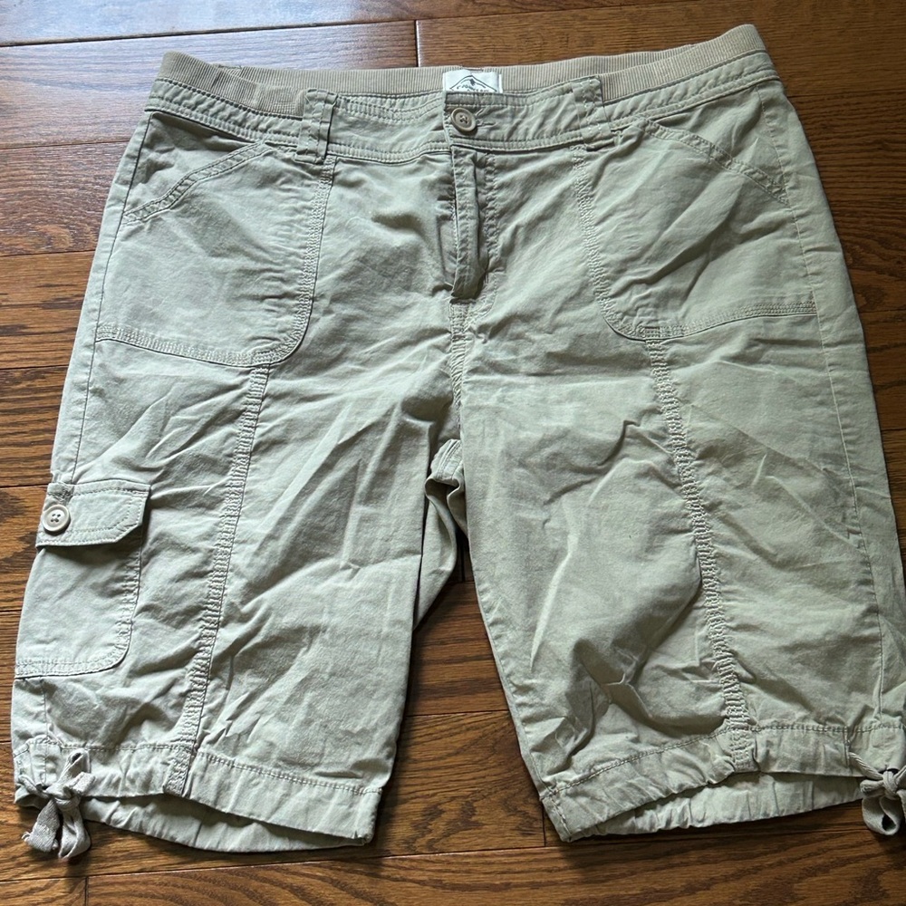 St. John's Bay Light Ivory Cotyon Cargo Women’s Shorts Sz 10
